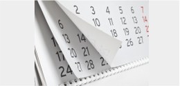 Imagem de um calendário de mesa com páginas de alguns meses
