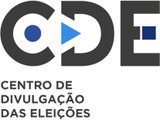 Logo do CDE, com as siglas do nome Centro de Divulgação das Eleições. Letras pretas com elemento...