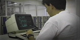 Imagem de técnico trabalhando em computador usado no período do cadastramento eleitoral informat...