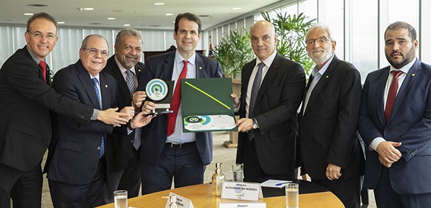 Foto: Alejandro Zambrana/Secom/TSE - Ministro Alexandre de Moraes recebe Prêmio Transparência e Fiscalização Pública 2022 - 15.12.2022 Foto: Alejandro Zambrana/Secom/TSE - Ministro Alexandre de Moraes recebe Prêmio Transparência e ...