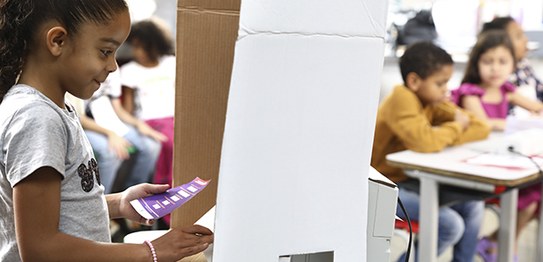 Foto: Alejandro Zambrana/Secom/TSE - TSE apresenta urna eletrônica durante feira de ciência em e...