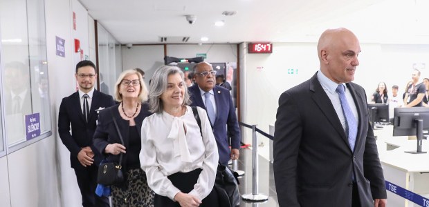 Foto: LR Moreira/Secom/TSE - Ministro Alexandre de Morais visita com ministros do TSE e STJ a sa...