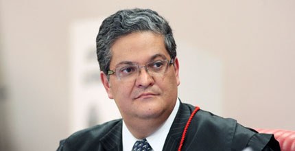 Ministro Henrique Neves durante sessão do TSE em 14.05.2013 Sessão do TSE