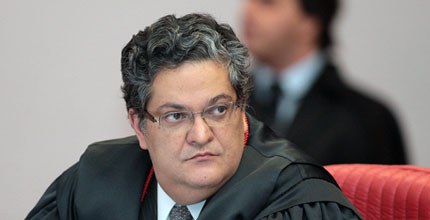 Ministro Henrique Neves em sessão extraordinária do TSE