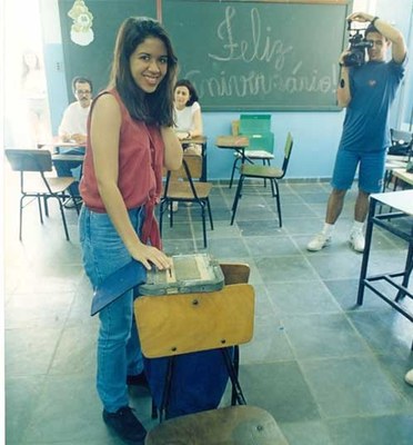 Renata Gomes votando em 1994, aos 16 anos.