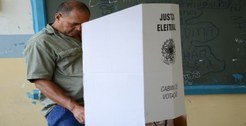Eleitor votando na cabine de votação