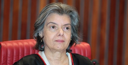 Ministra Cármen Lúcia presidindo sessão do TSE